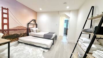 1 habitación, escritorio, tabla de planchar con plancha y cuna de viaje