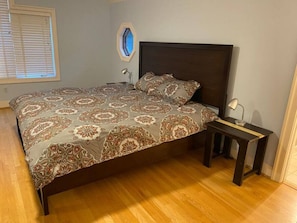 7 bedrooms, desk, iron/ironing board, travel crib