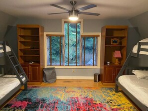 7 Schlafzimmer, Schreibtisch, Bügeleisen/Bügelbrett, Reisekinderbett