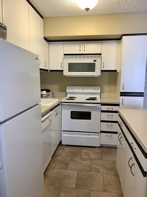 Een koelkast, een magnetron, een oven, een kookplaat