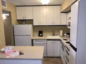 Fridge, microwave, oven, stovetop - Jockey Club 2 Bedroom Suite Las Vegas Strip-Sleeps up to 6 (Las Vegas)