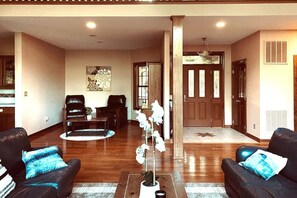 Interior - The Wintergreen Treehouse (Nellysford)