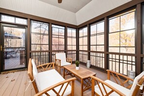 Interior - The Wintergreen Treehouse (Nellysford)