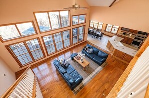 TV, fireplace, ping pong - The Wintergreen Treehouse (Nellysford)