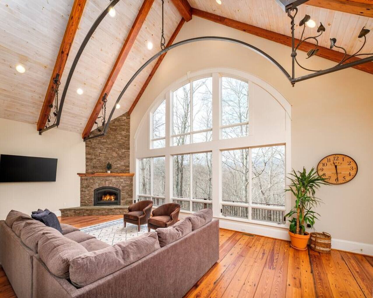 Télévision, cheminée, table de tennis de table