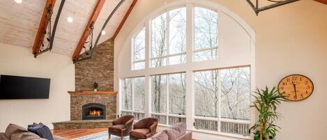 Télévision, cheminée, table de tennis de table