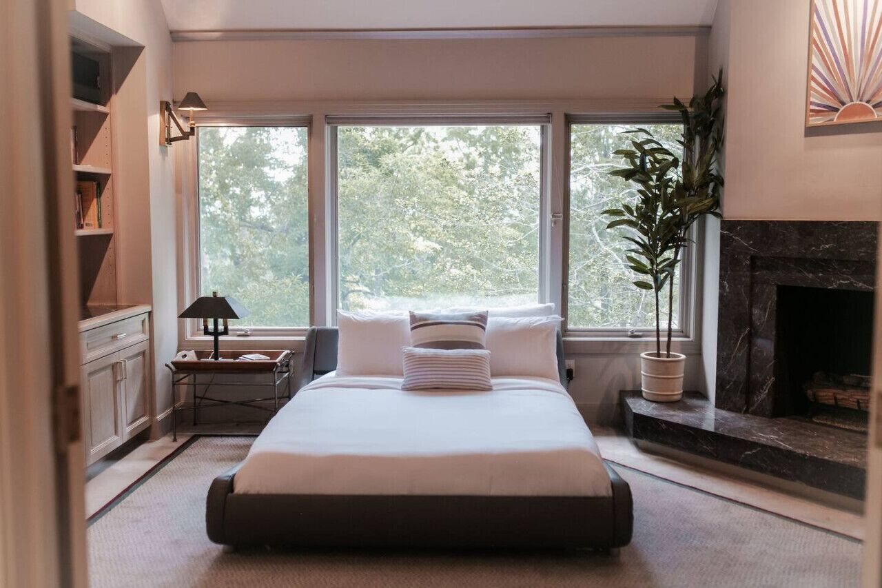 10 dormitorios, escritorio, tabla de planchar con plancha