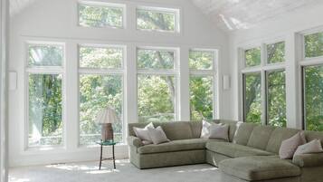 Smart TV, fireplace, video games, table tennis