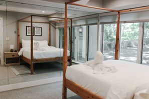 10 Schlafzimmer, Schreibtisch, Bügeleisen/Bügelbrett, Reisekinderbett