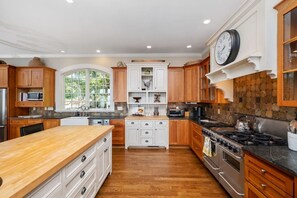 Fridge, microwave, oven, stovetop - Heaven On Earth ~ Wintergreen Mountain (Wintergreen Resort)