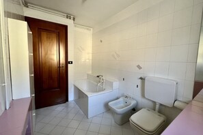 Douche, sèche-cheveux, bidet