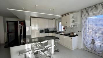 Ofen, Herdplatte, Geschirrspüler, Wasserkocher mit Kaffee-/Teezubehör