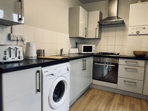 Casa | Cucina privata | Frigorifero, microonde, forno, piano cottura