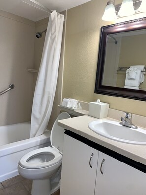 Een douche, een haardroger, handdoeken, zeep