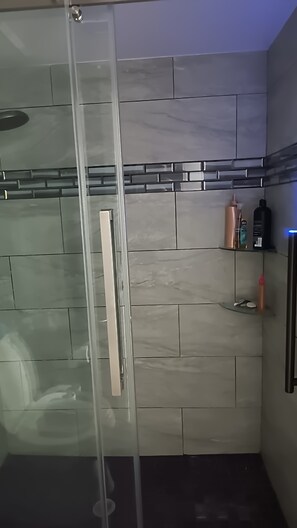 Douche, sĂšche-cheveux, bidet, serviettes fournies