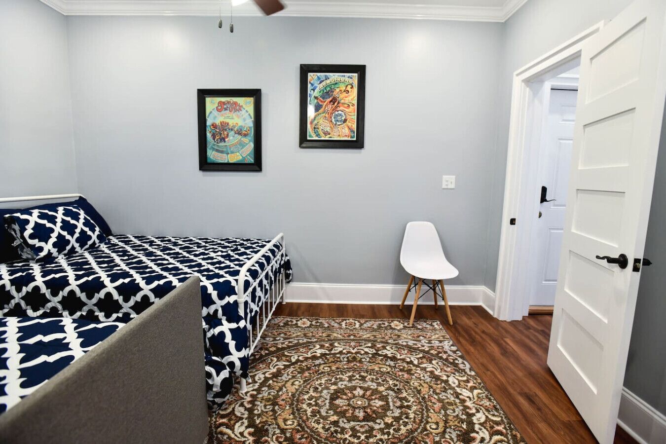 6 quartos, escrivaninha, ferros/tábuas de passar roupa, berço de viagem