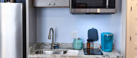 Refrigerador, microondas, horno y parrilla de estufa