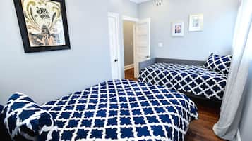 6 bedrooms, desk, iron/ironing board, travel crib