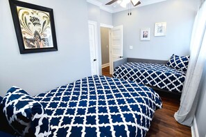 6 makuuhuonetta, työpöytä, silitysrauta/-lauta, vauvan matkasänky