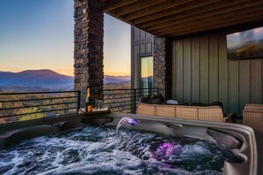 Outdoor spa tub - Winter escape! Epic Smoky Mtn views sauna firepit hot tub 4 King BR + Bunk room (Gatlinburg)