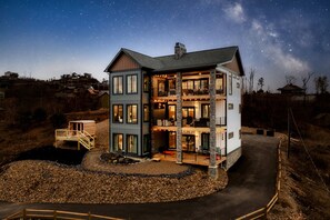 Exterior - Smoky Mtn Christmas! Epic views sauna firepit hot tub 4 King BR + Bunk room (Gatlinburg)