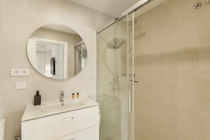 Dusche, Haartrockner, Handtücher