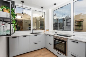 Køleskab, mikrobølgeovn, ovn, kogeplade