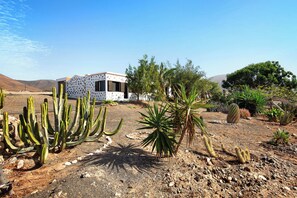 Property grounds - Vacation Home 'La Solapa' with Mountain View, Shared Garden and Wi-Fi (Pájara)