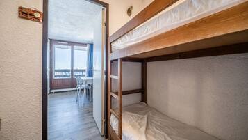 1 bedroom, bed sheets