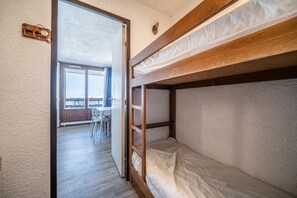 1 bedroom, bed sheets