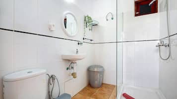 Een douche, handdoeken