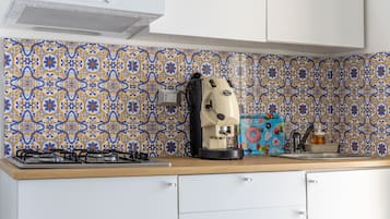 Réfrigérateur, micro-ondes, plaque de cuisson, cafetiÚre/bouilloire