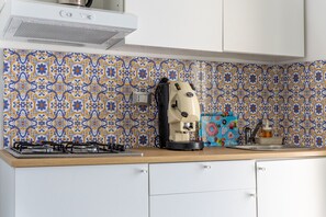 Frigorífic, microones, placa de cuina i cafetera i tetera