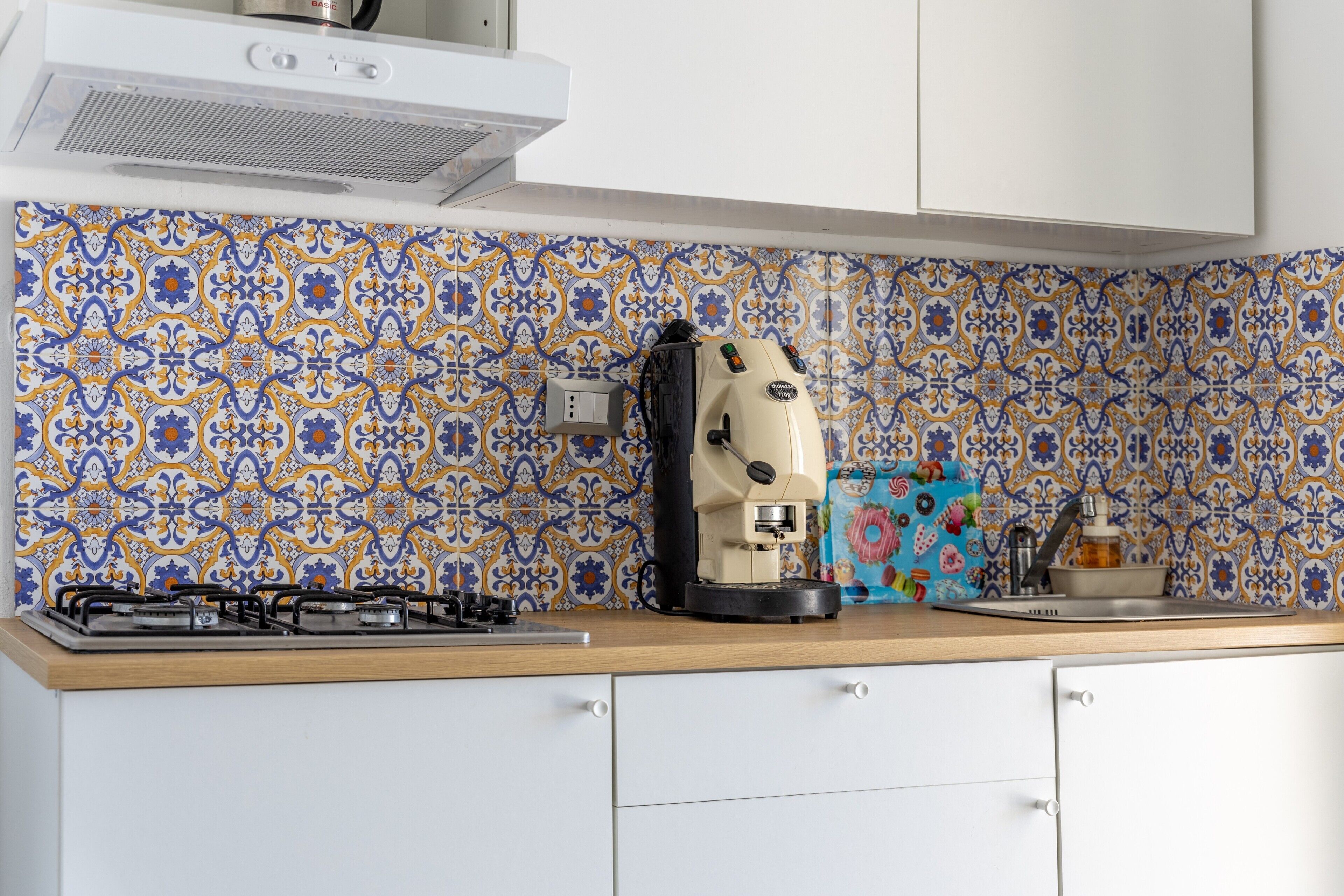 Frigorifero, microonde, piano cottura, macchina per tè/caffè