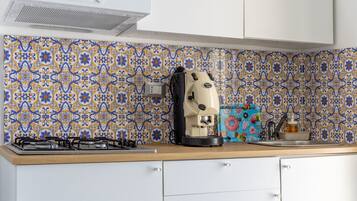 Frigorifero, microonde, piano cottura, macchina per tè/caffè