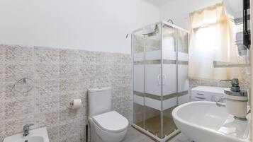 Chuveiro, secador de cabelo, toalhas de banho