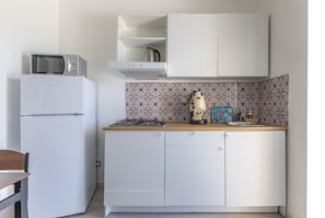 Jääkaappi, mikroaaltouuni, liesi, kahvin-/teenkeitin