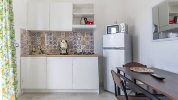 Réfrigérateur, micro-ondes, plaque de cuisson, cafetière/bouilloire