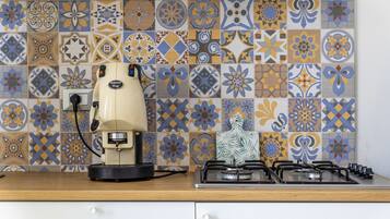 Frigorifero, microonde, piano cottura, macchina per tè/caffè