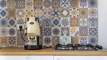 KĂŒhlschrank, Mikrowelle, Herdplatte, Wasserkocher mit Kaffee-/Teezubehör