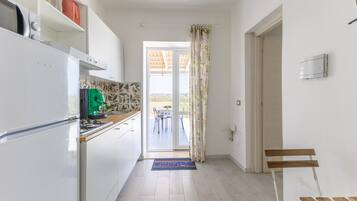 Frigorifero, microonde, piano cottura, macchina per tè/caffè