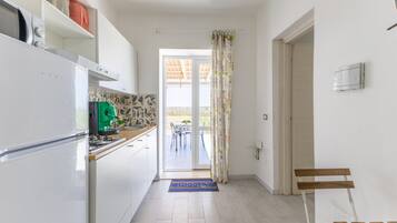 Kühlschrank, Mikrowelle, Herdplatte, Wasserkocher mit Kaffee-/Teezubehör