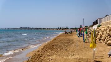 Una spiaggia nelle vicinanze