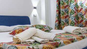 1 habitación, tabla de planchar con plancha, wifi gratis y ropa de cama