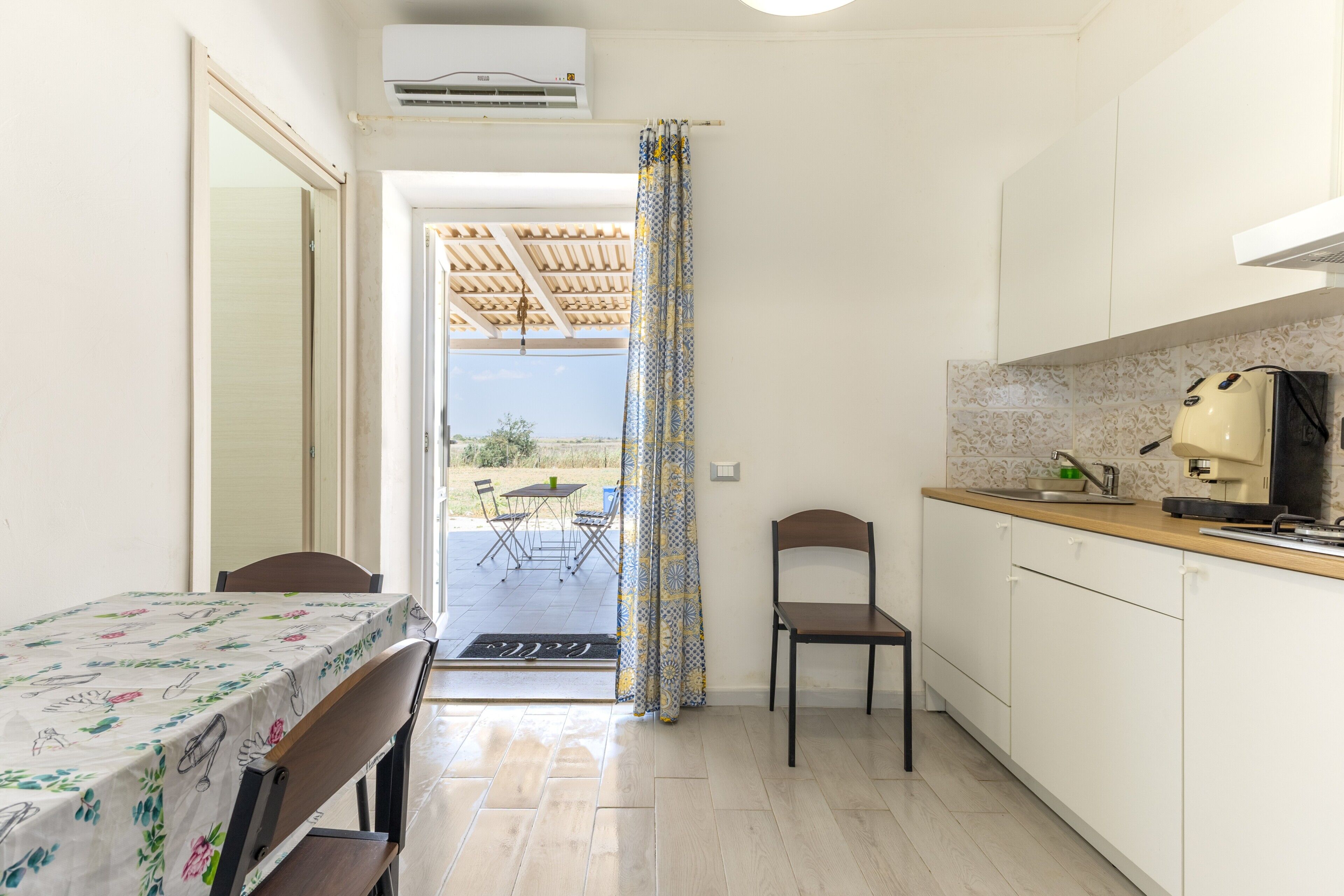 Frigorifero, microonde, piano cottura, macchina per tè/caffè