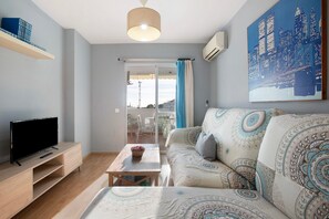 TV - Apartment 'Benalmarina' with Shared Pool, Wi-Fi and Air Conditioning (Benalmadena)