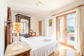 4 slaapkamers, een strijkplank/strijkijzer, gratis wifi, beddengoed