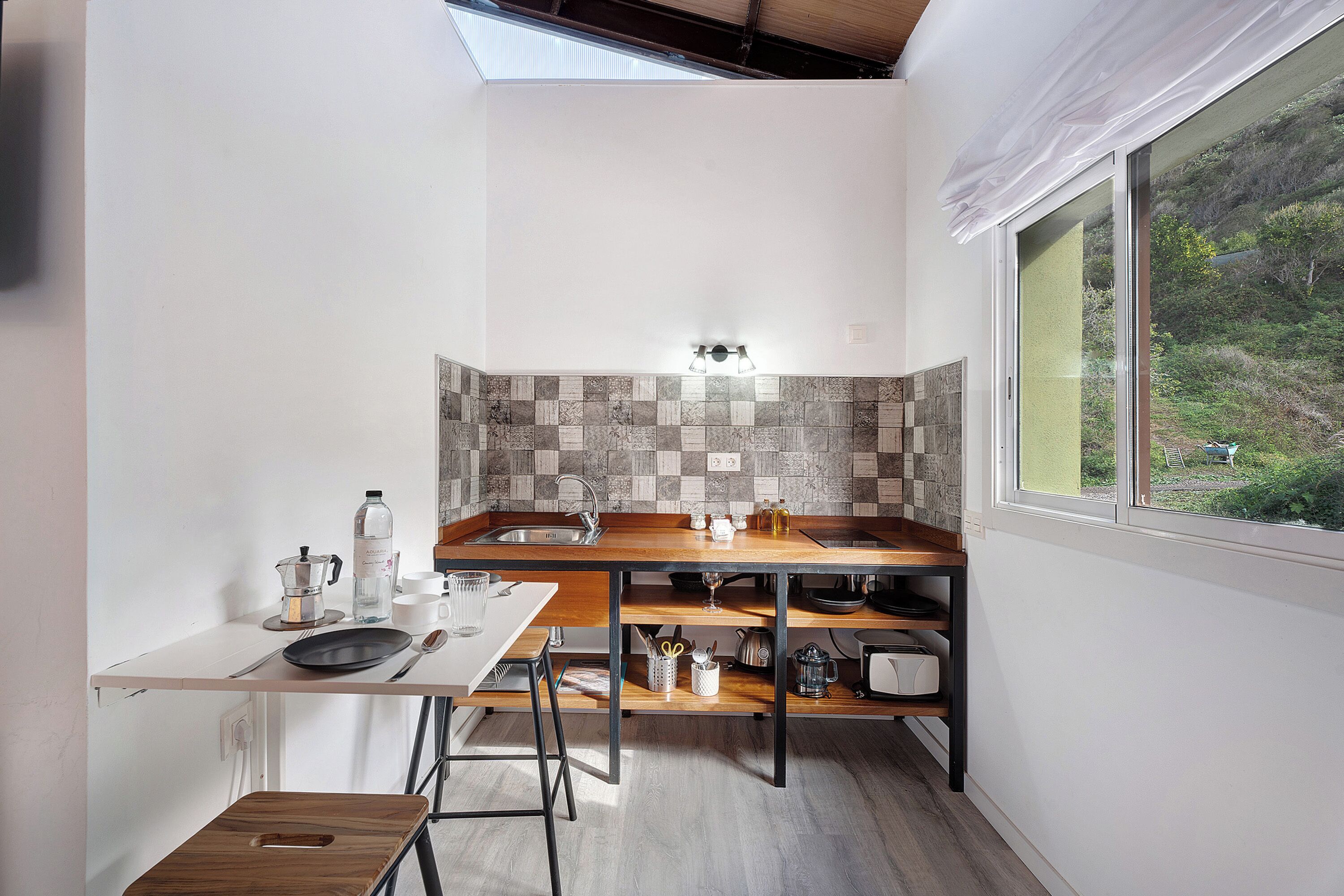 Frigorífico, microondas, horno y placa de cocina