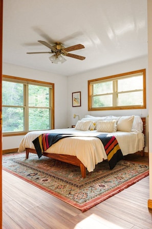 4 bedrooms, desk, iron/ironing board, travel cot