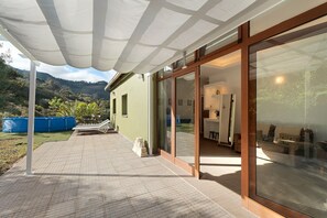 Terrace/patio - Vacation Apartment 'Casa Lomo El Aire Brezo' with Sea View, Shared Pool and Wi-Fi (Tegueste)